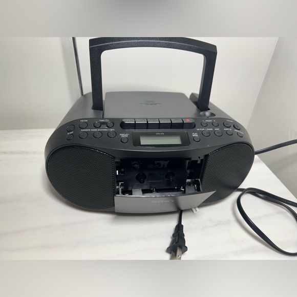 Sony CFD-S70 CD Player Cassette Recorder AM/FM Radio Boombox MegaBass - Picture 3 of 13